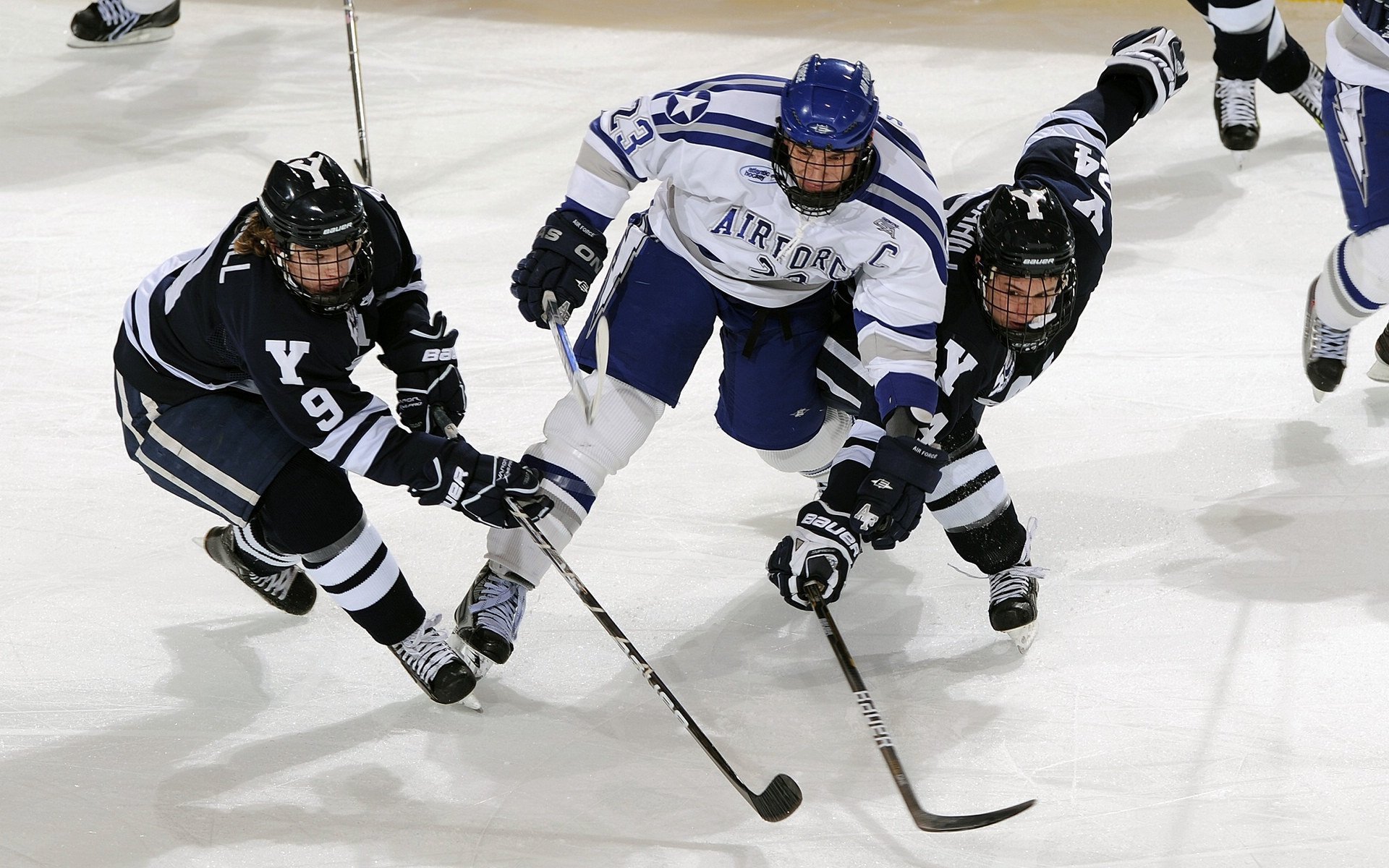 “高新体育中心网球赛:选手突破极限,赛场紧张刺激”